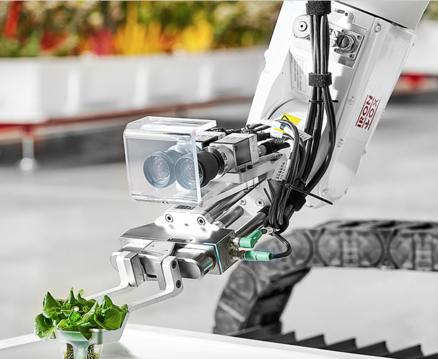 第二个机器是一个机械臂,负责更精细的操作任务,比如播种和移栽.