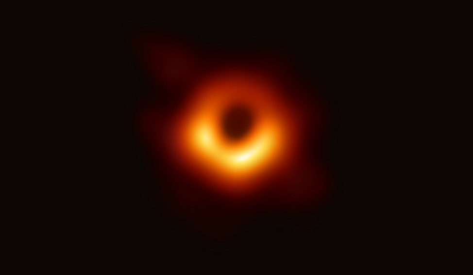 位于 M87 中心的特大质量黑洞示意图