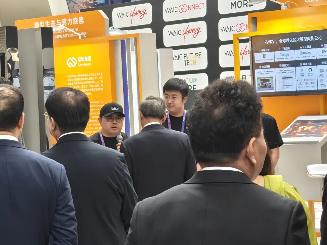 元始智能 COO&Co-Founder 罗璇向总理介绍 RWKV